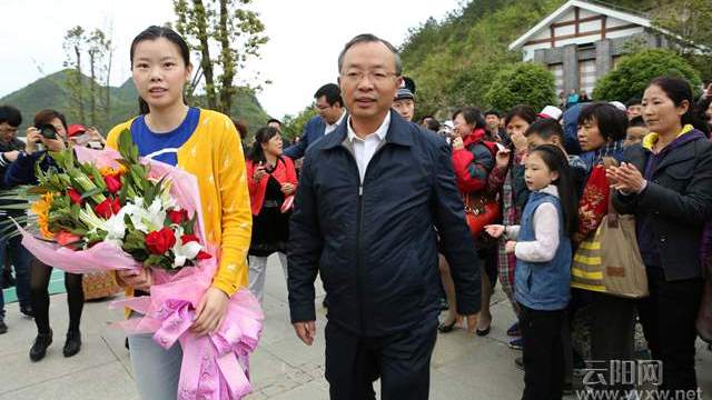 李雪芮到達(dá)現(xiàn)場 清水小學(xué)陳苗同學(xué)為她獻(xiàn)花
